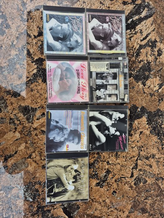 Vand 7 CD muzica usoara mixta straina artisti internationalii 

- vide