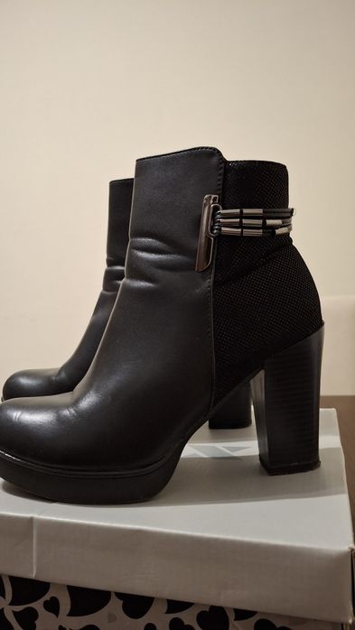 Дамски официални обувки на висок дебел ток 36 номер, но стават за 37