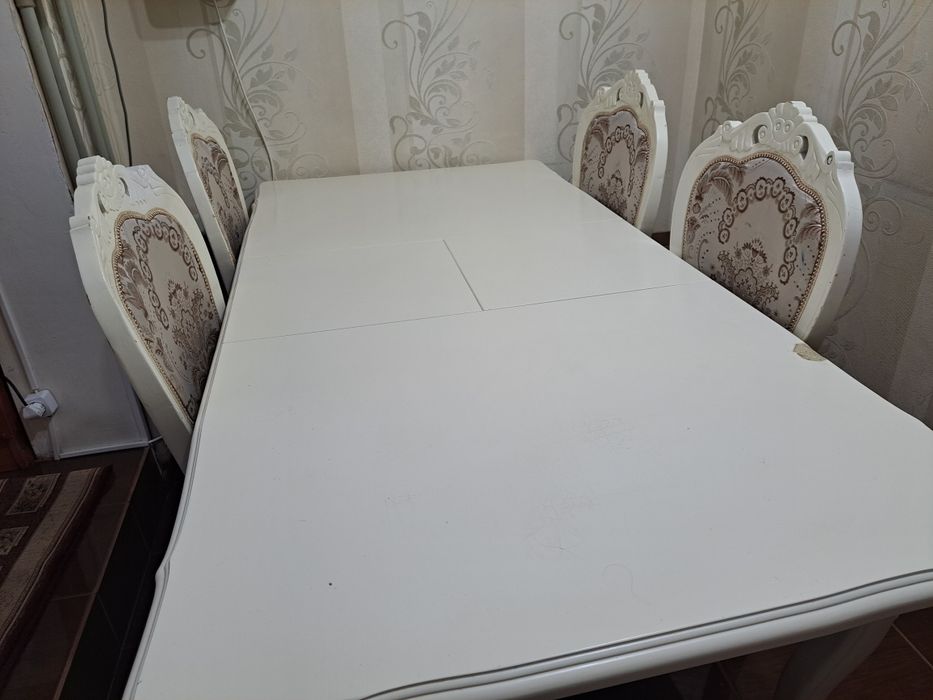 Кухонный стол и стулья