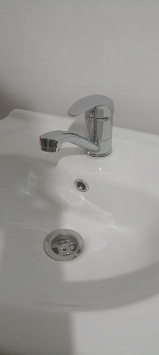 Chiuvetă baie 50 cm cu dulap și baterie, compact, spații mici