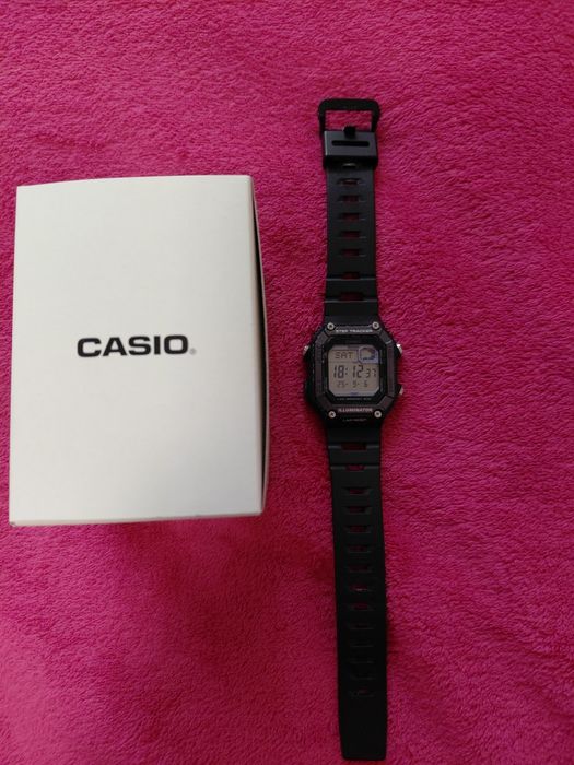 Часовник Casio с крачкомер и Bluetooth