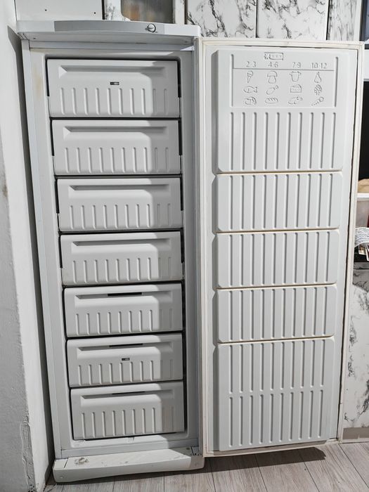 Морозильник Indesit. 7 отсеков