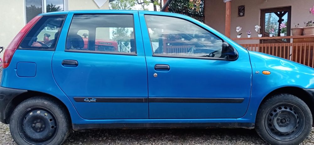Vind mașina pt piese de schimb