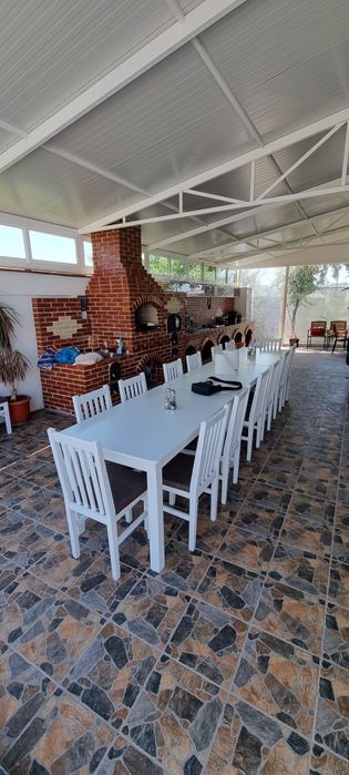 Scaune,mese albe din lemn masiv pentru saloane,nunti, restaurante