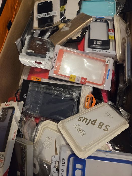 300 bucati de huse de telefon,  IPhone , Samsung,  etc.