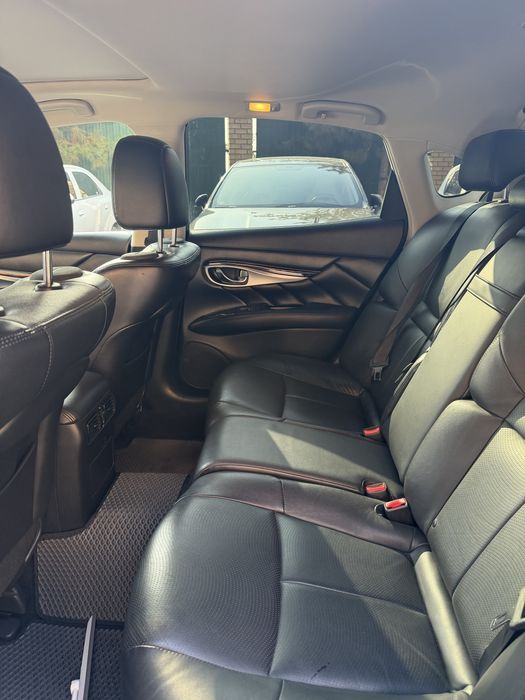 Срочно продается автомобиль INFINITI LUXURY Q70