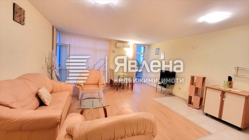 Тристаен апартамент в Слънчев  Бряг район Какао Бийч.