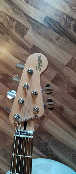 Бас китара 6 труни  Squier affinity series 6-string jazz bass