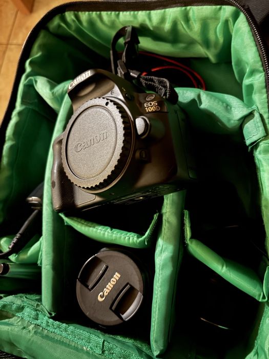 Canon 100D с двя обектива.