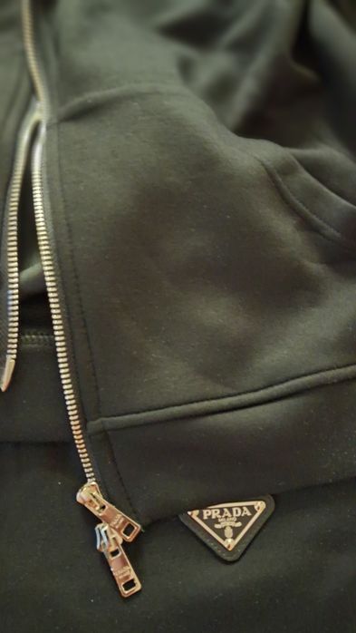 Продам спортивный костюм бренд Prada