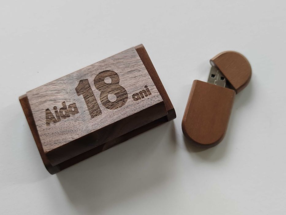 Stick de memorie/USB Flash Drive si cutie din lemn personalizata