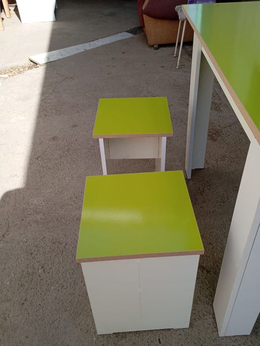 Стол с  четырьмя табуретками