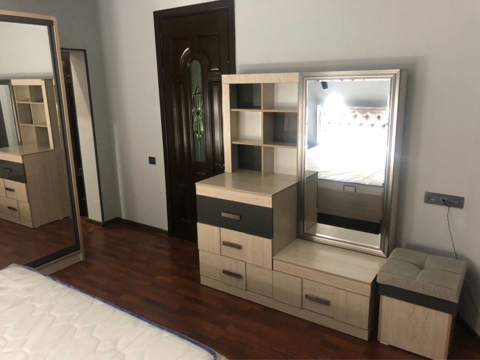 Продам спальный гарнитур AVAN — кровать, шкаф-купе, трюмо-комод