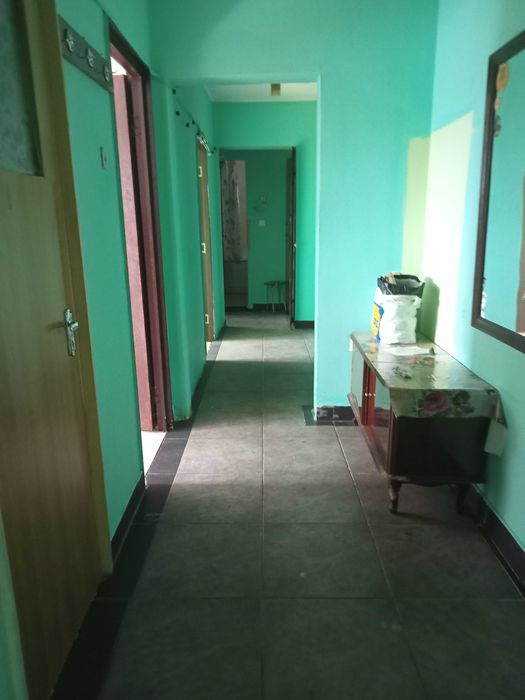 Închiriez apartament3 camere Apusului sector6 la etajul 6/10, nemobilat
