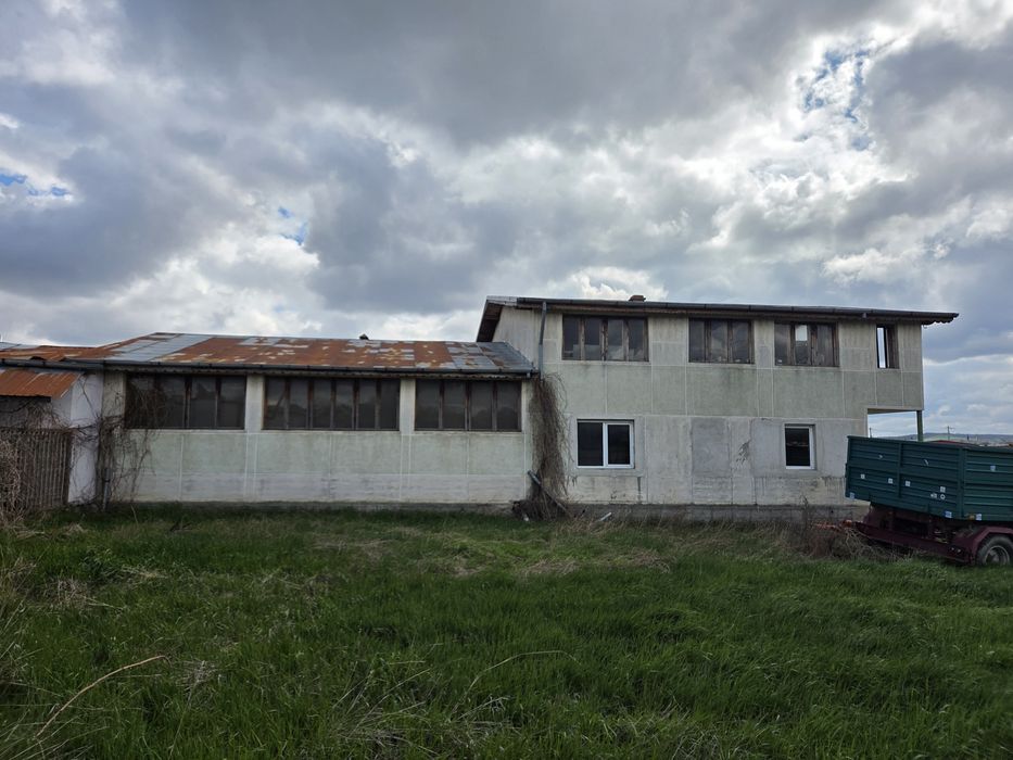 Se vinde constructie cu teren