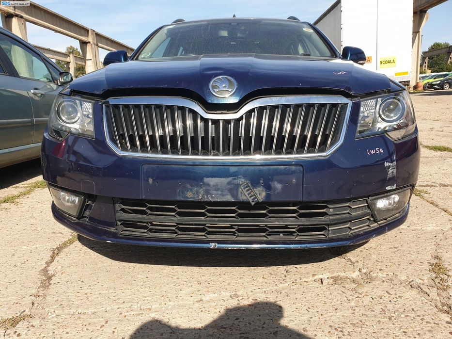 Bara Spoiler Fata cu Grila si Grile Proiectoare cu Imperfectiuni Skoda Superb 2 Break Combi FL Facelift 2013 - 2015 Culoare LW5Q (mici zgarieturi,lac sarit,vopsea stearsa) [K0182]