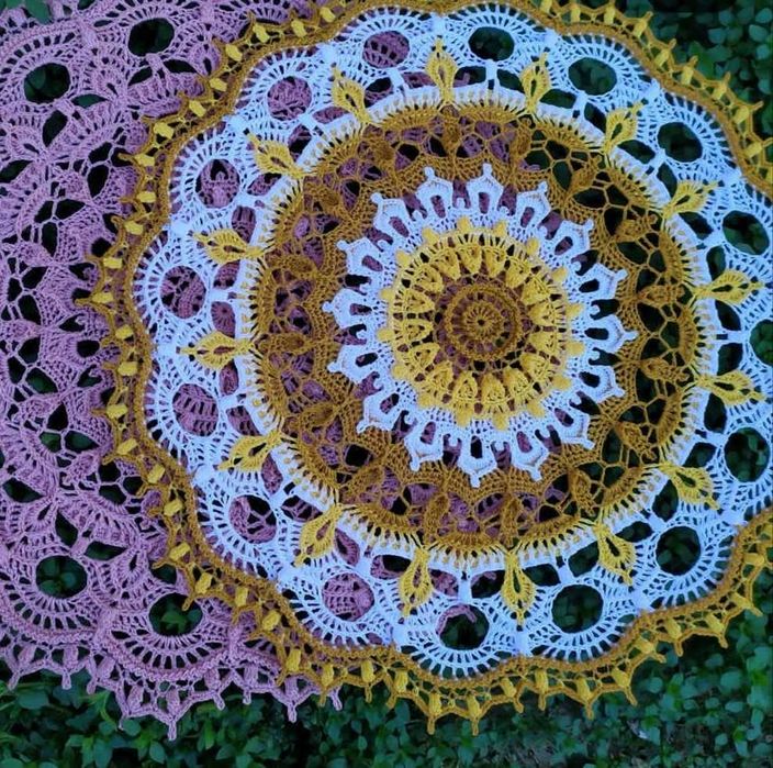 Вязанные салфетки и пряжа