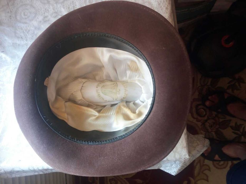 Продаю мужские шапки и шляпу