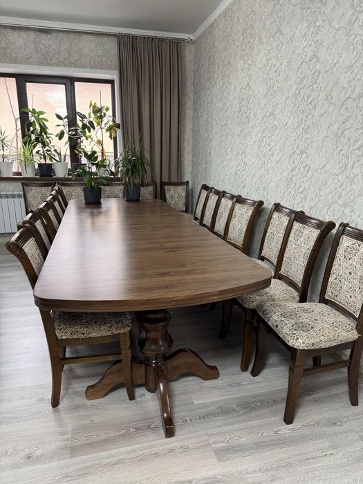 Стол в гостинную со стульями