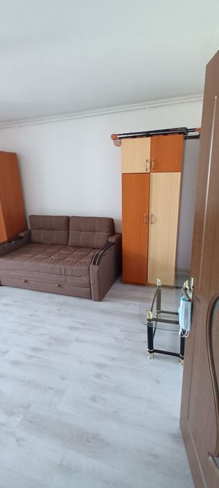 De inchiriat garsoniera zona tractoru