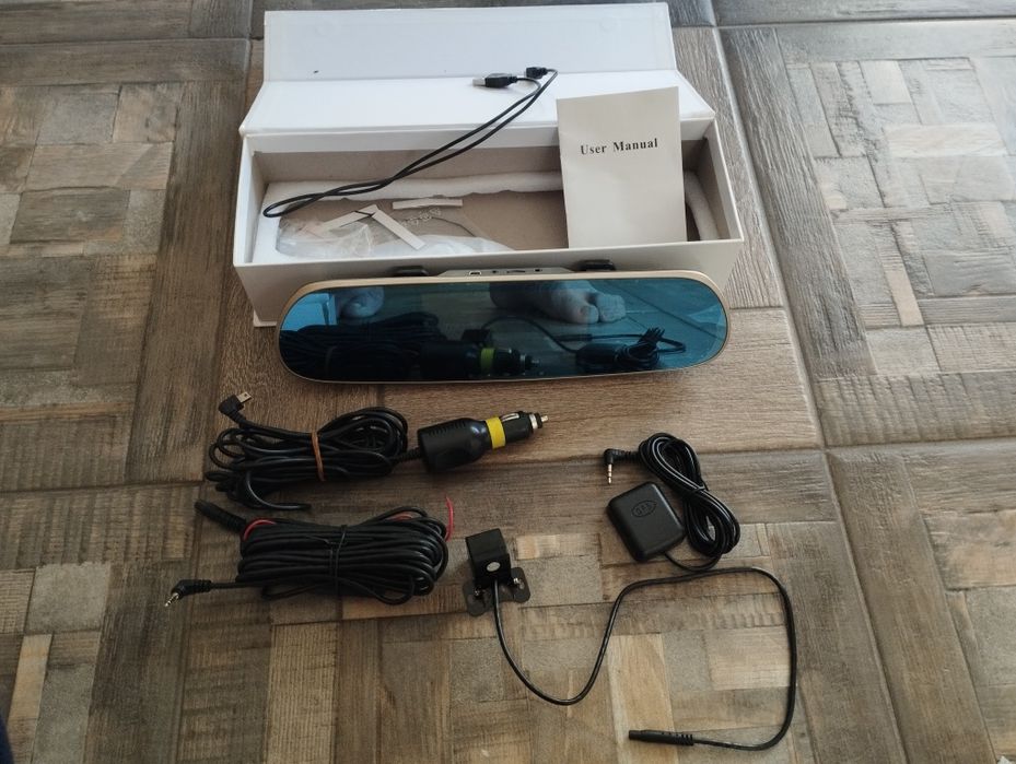 Видеорегистратор в зеркале заднего вида.