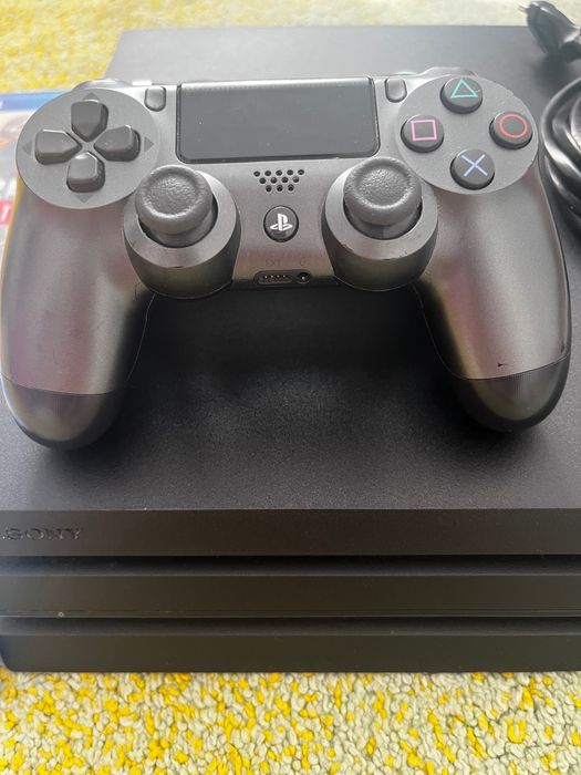 PlayStation 4 PRO 1T cu 3 jocuri