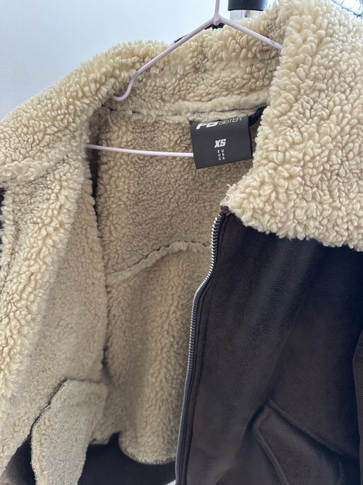 Пухкаво кафяво яке бомбър