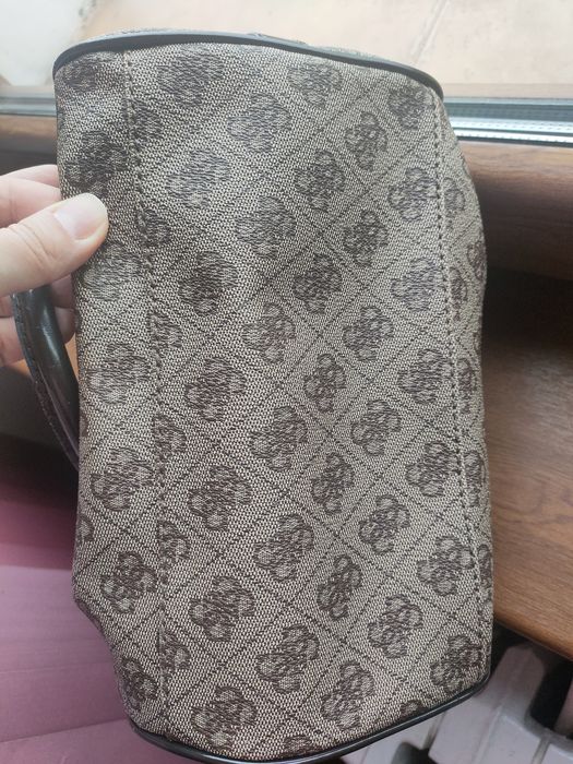 Vând geanta de dama Guess