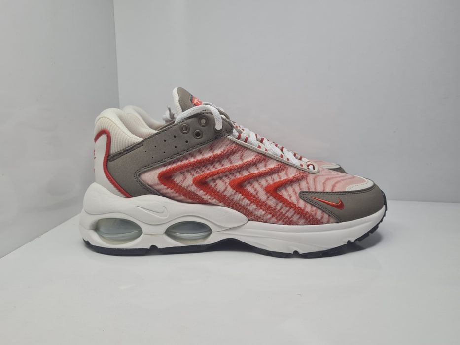 Маратонки Nike TW 

Чисто нови с кутия.

Размер 42 стелка 26.5 см.

Цена 70 евро.