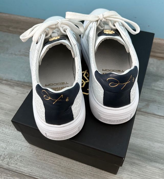 Бели дамски кецове Христо Стоичков