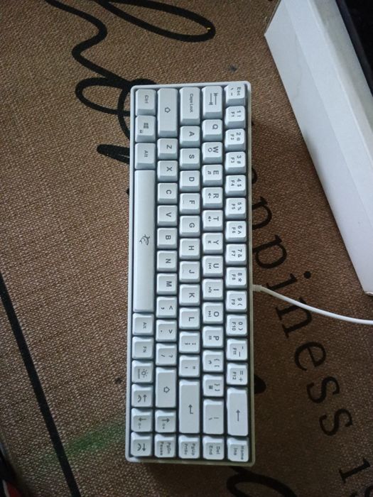 Vând tastatura white shark alba