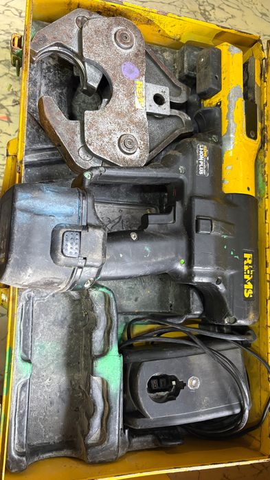 Rems акумулаторна преса с челюст 54