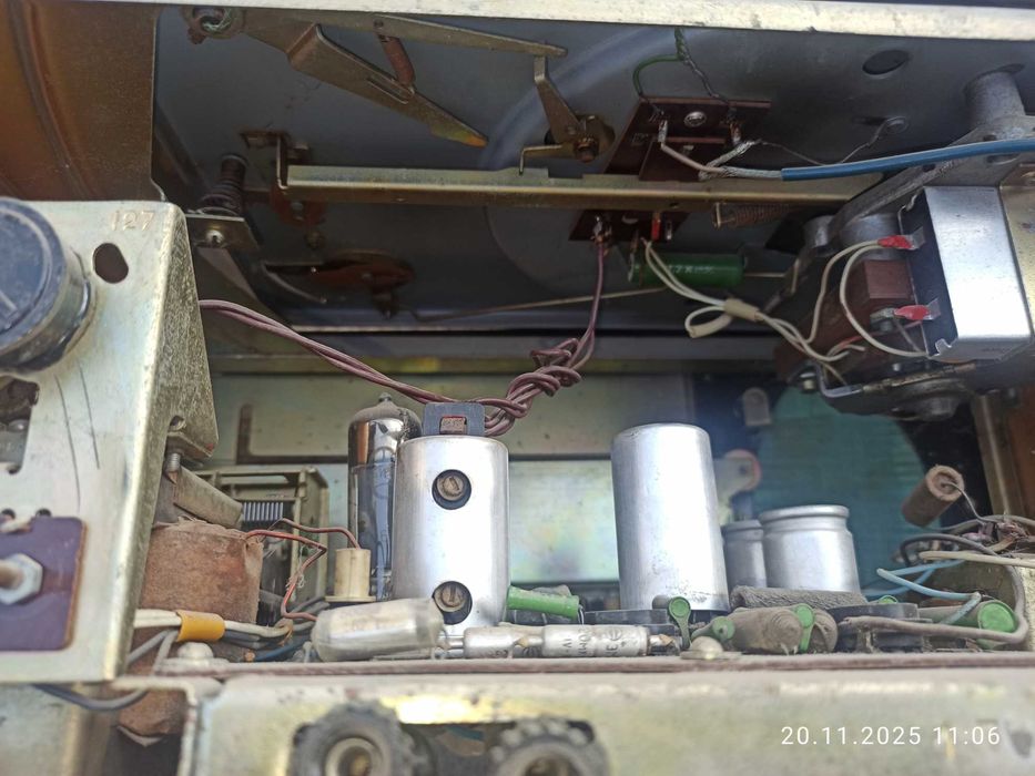 Радиоприемник с проигрывателем пластинок