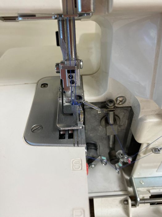 Бытовой оверлок Janome re73