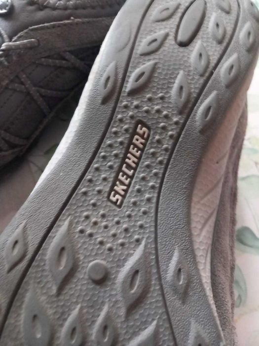 Vand adidasi skechers