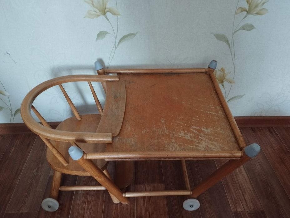 Продам деревянный стол,стульчик