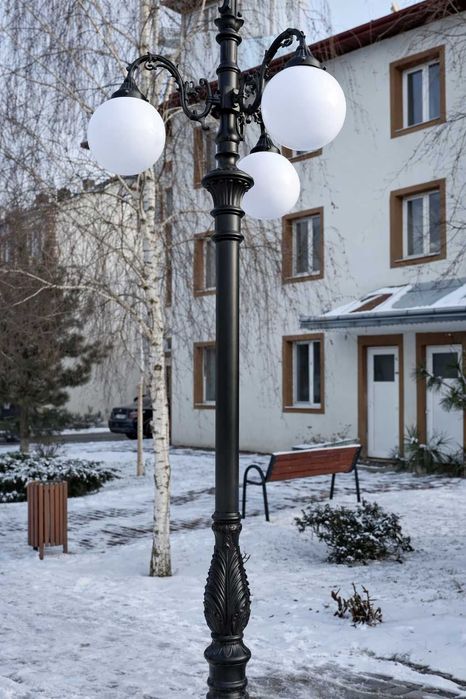 Stalp metalic iluminat - 3 brate, 3 globuri LED - 4.1m - negru