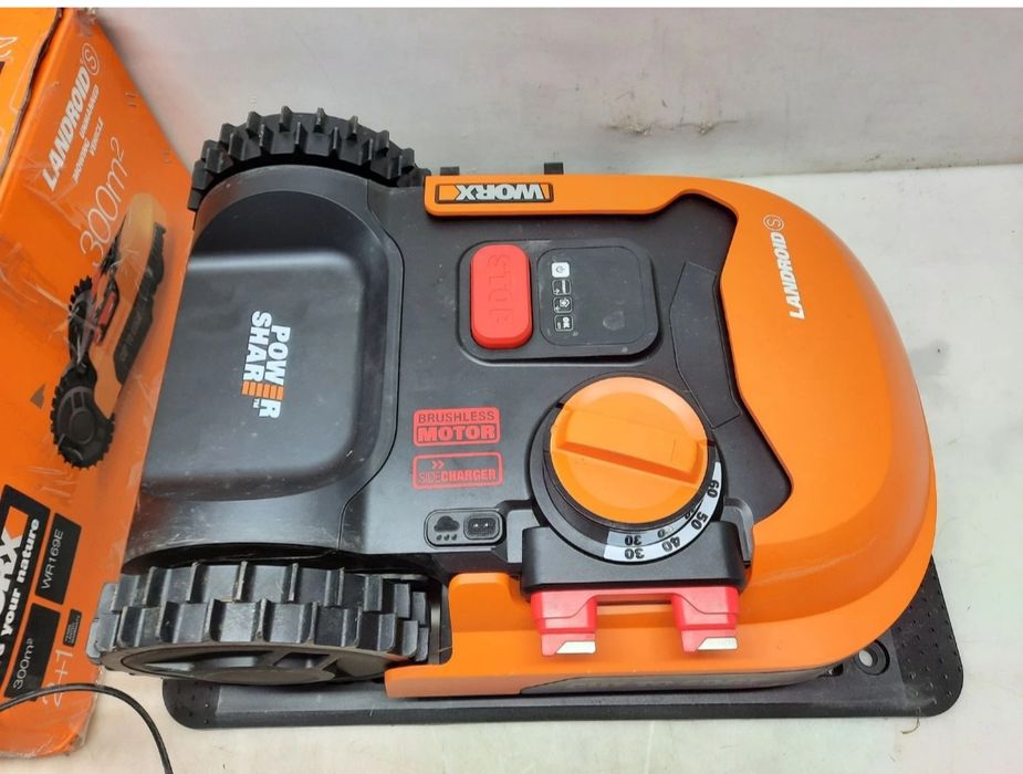 Robot de tuns gazonul Worx modelul WR169E pentru suprafețe de  300 mp