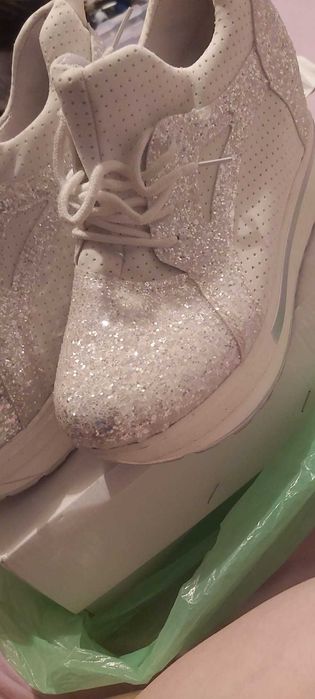 Adidasi albi cu sclipici pt mireasa