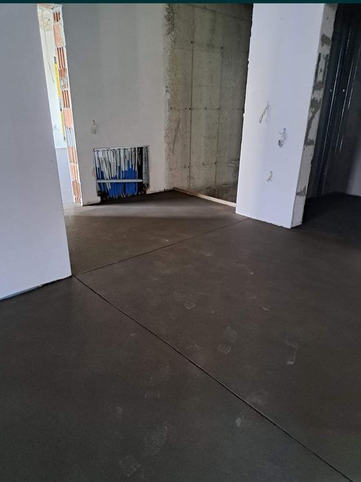 Машинно полагане на подови замазки