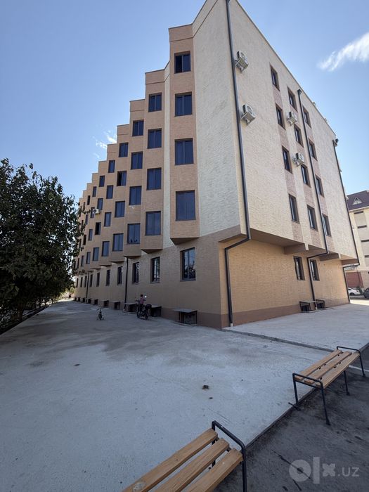 Sharq Bozorcha  7 Maktab oldida 3 etaj 2 xonalik Uy srochni Sotiladi