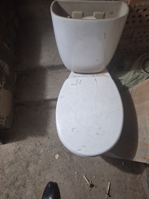 Продается импортный унитаз с бачком.