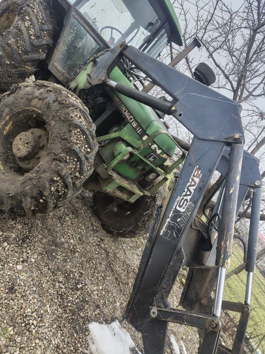 Încărcător frontal John Deere nu 2040 S