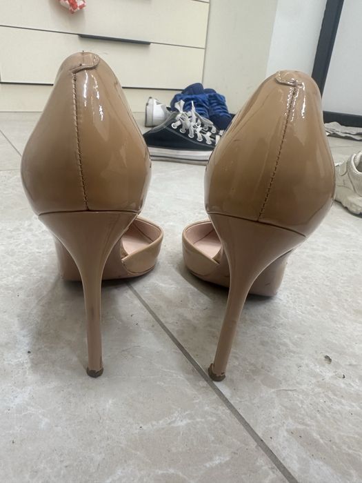 Бежевые туфли-лодочки от Basconi