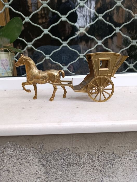 Бронзов кон с карета