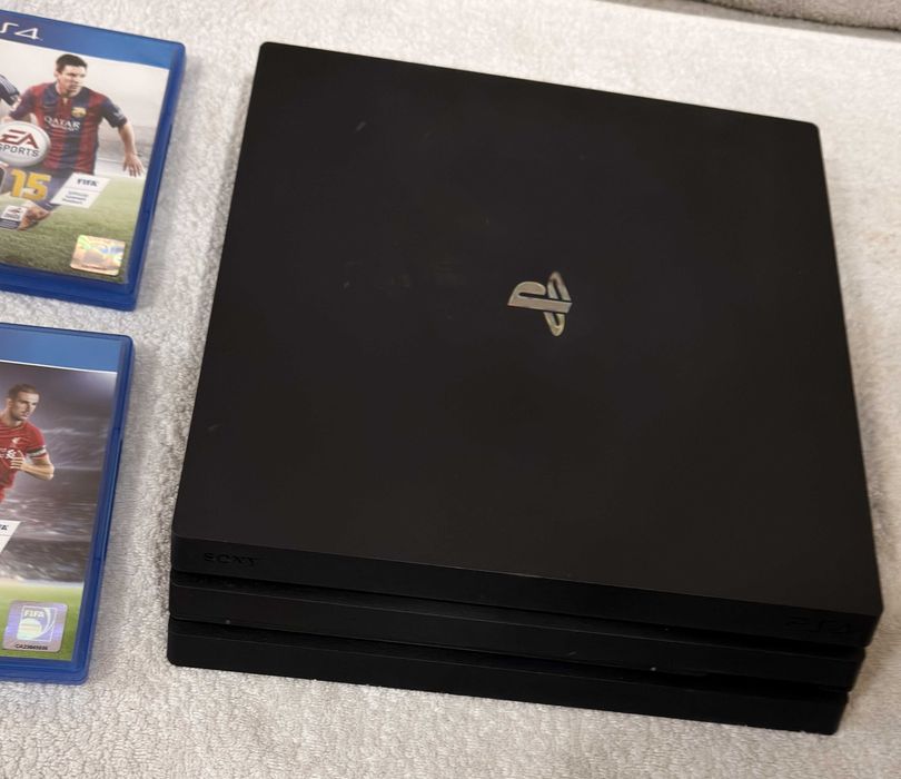 запазена - PS4 Pro + 2 бр Fifa + 2  джойстика, Playstation 4 Pro
