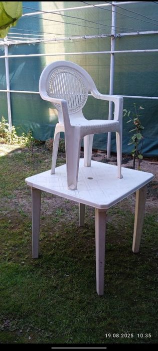 Стул и стол пластмасса