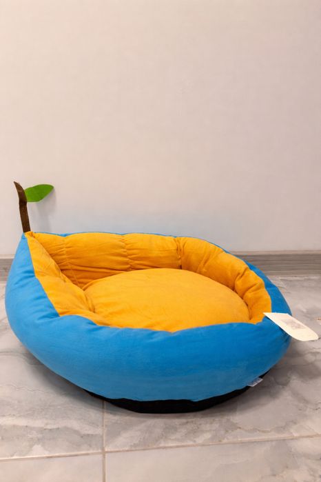 Culcus pentru caini si pisici tip frunza din plus cu baza antiderapanta