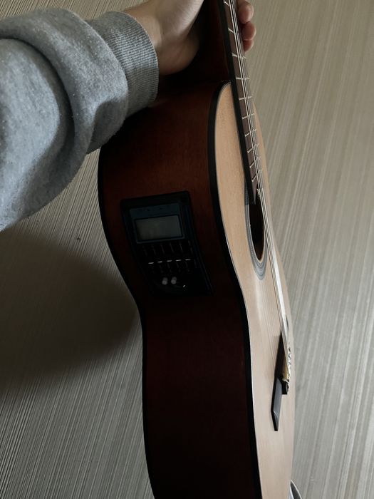 Классическая гитара с подключением.