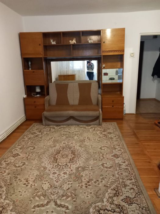 Închiriez garsoniera